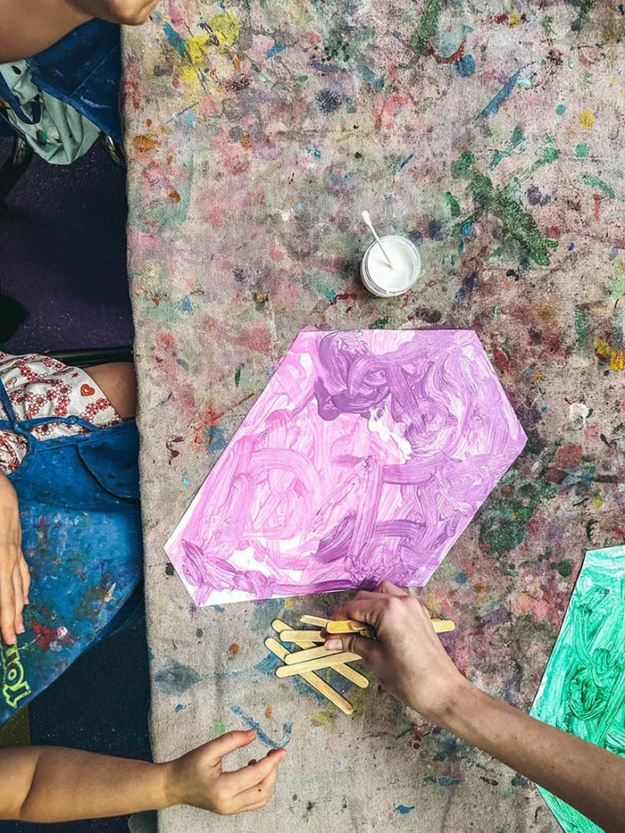 An image from above of multiple kids enjoying the art class with Romp n' Roll.